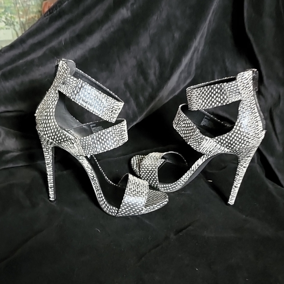 NWOT STEVE MADDEN HIGH HEELS - Picture 8 of 12